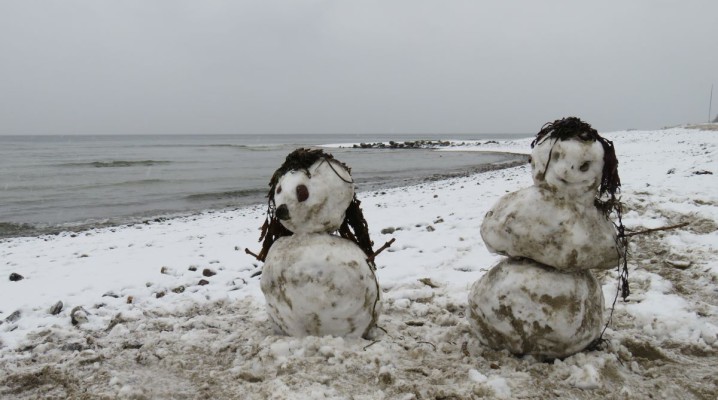 Schneemänner am Strand von Dänisch-Nienhof an der Ostsee