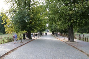 Allee zwischen Schlosspark und Schlossinsel