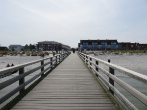 Seebrücke Schönberger Strand mit Blick auf die Hotels