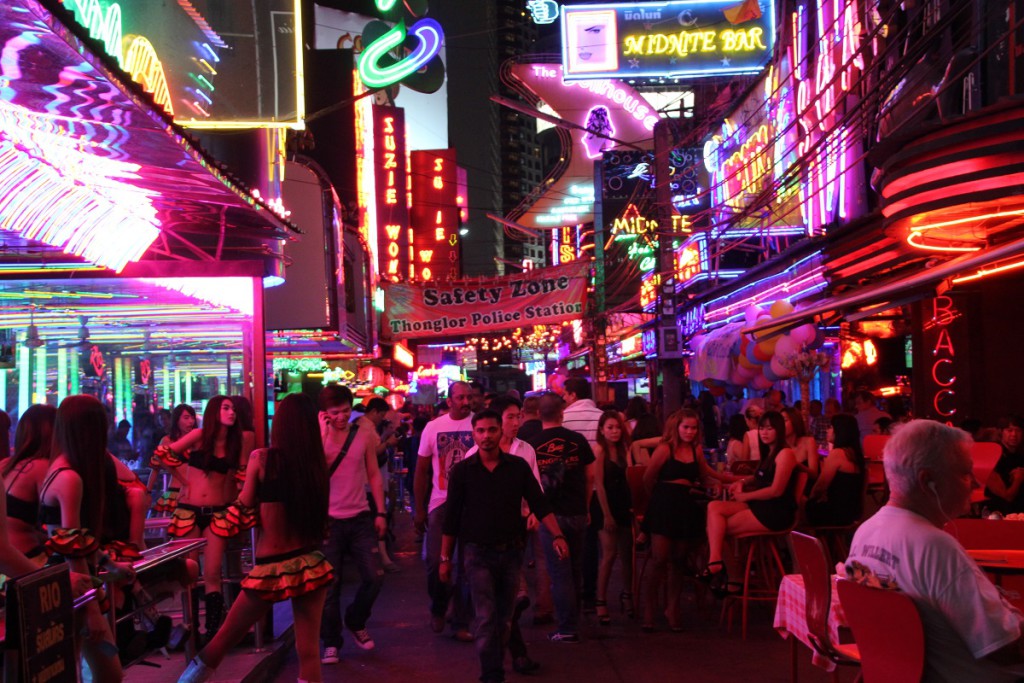 Die Soi Cowboy in Bangkok ist eine der bekanntesten Vergnügungs- und Rotlichmeilen der Stadt