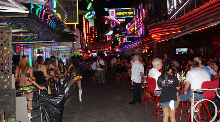 Die Soi Cowboy in Bangkok ist eines der bekanntesten Vergnügungs- und Rotlichtviertel der Stadt