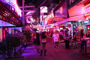 Die Soi Cowboy in Bangkok zählt zu den bekanntesten Vergnügungs- und Rotlichvierteln der Stadt