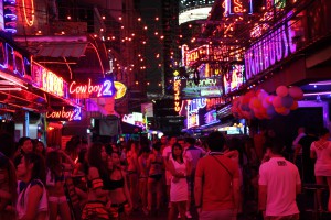 Die Soi Cowboy in Bangkok zählt zu den bekanntesten Vergnügungs- und Rotlichvierteln der Stadt