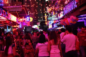 Die Soi Cowboy in Bangkok ist eines der bekanntesten Vergnügungs- und Rotlichtviertel der Stadt