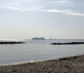 Blick vom Schilkseer Strand: Kieler Förde & Kreuzfahrtschiff