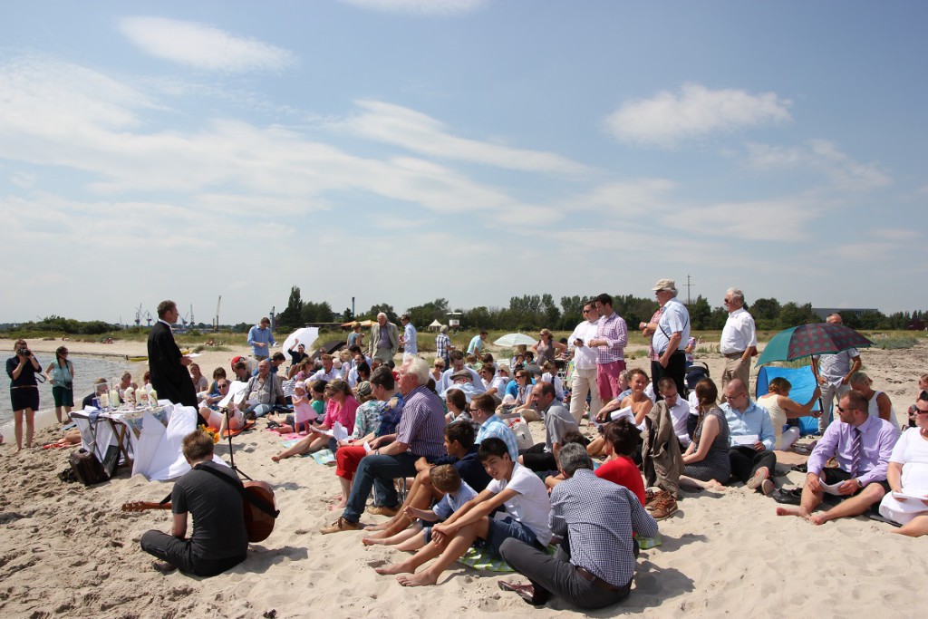 Strandtaufe am Falckensteiner Strand an der Kieler Förde im Sommer 2014