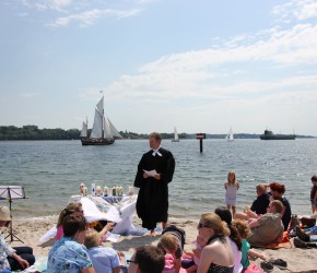 Strandtaufe am Falckensteiner Strand an der Kieler Förde im Sommer 2014