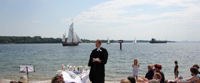 Strandtaufe am Falckensteiner Strand an der Kieler Förde im Sommer 2014