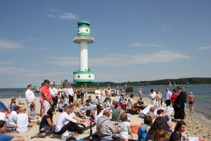 Strandtaufe am Falckensteiner Strand an der Kieler Förde im Sommer 2014 vor dem Leuchtturm
