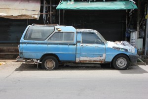 Hat schon bessere Zeiten erlebt - Auto in Surat Thani