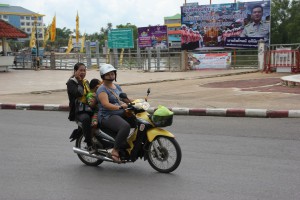 Telefonieren auf dem Motorroller in Surat Thani