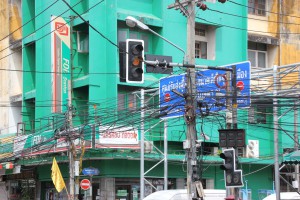 Stromleitungen in Surat Thani