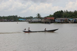Boot auf dem Fluss Ta Pi in Surat Thani