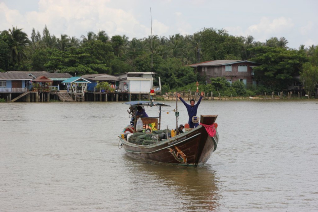 Boot auf dem Fluss Ta Pi in Surat Thani