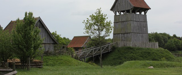 Turmhügelburg Lütjenburg - Turm, Brücke, Burggraben und weitere Gebäude