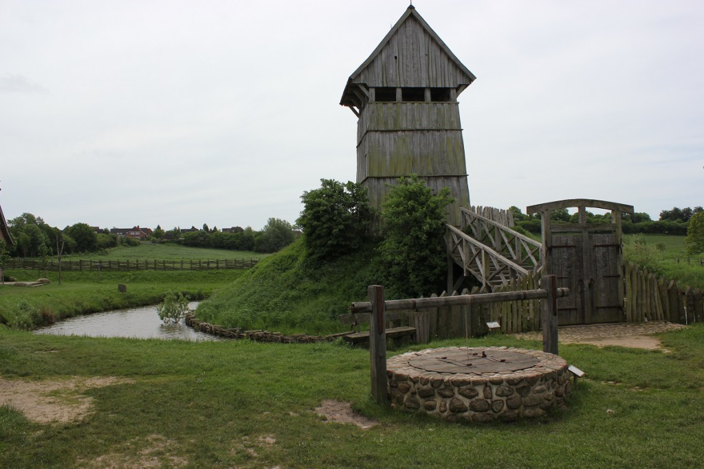 Turmhügelburg Lütjenburg - Turm, Brücke, Burggraben und Brunnen