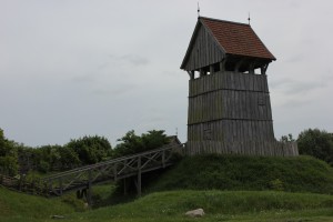 Turmhügelburg Lütjenburg - Turm, Brücke und Burggraben