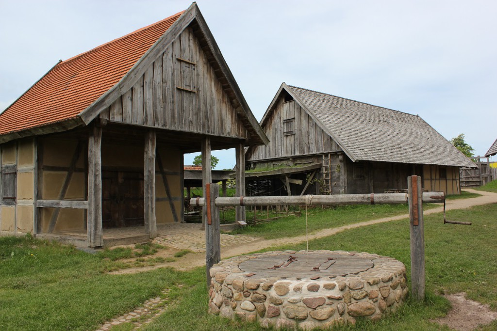 Turmhügelburg Lütjenburg - Brunnen, Schmiede- und Stallgebäude