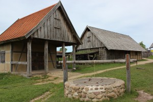 Turmhügelburg Lütjenburg - Brunnen, Schmiede- und Stallgebäude