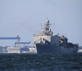 USS Fort McHenry US Navy in der Kieler Förde