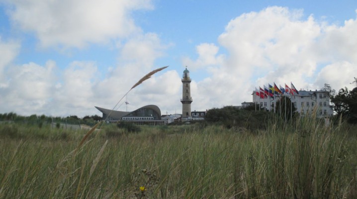 Dünen und Leuchtturm Warnemünde