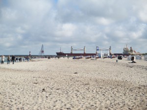 Frachter am Strand von Warnemünde