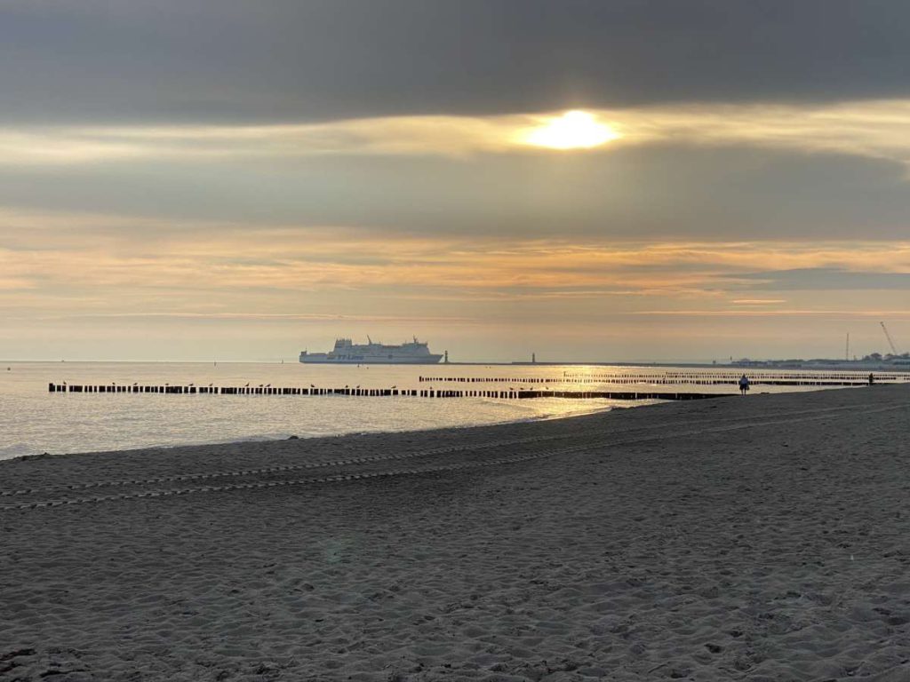 Warnemünde Strand Sonnenaufgang TT-Line Fähre