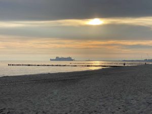 Warnemünde Strand Sonnenaufgang TT-Line Fähre
