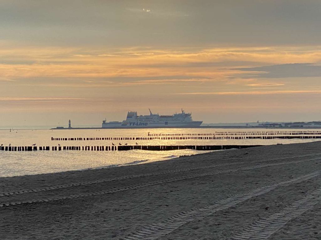 TT-Line Fähre Warnemünder Leuchtturm Sonnenaufgang