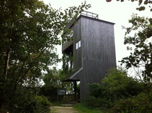 Aussichtsturm im NABU Wasservogelreservat Wallnau auf Fehmarn