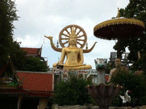 Big Buddha im Wat Phra Yai Tempel auf der thailändischen Insel Koh Samui