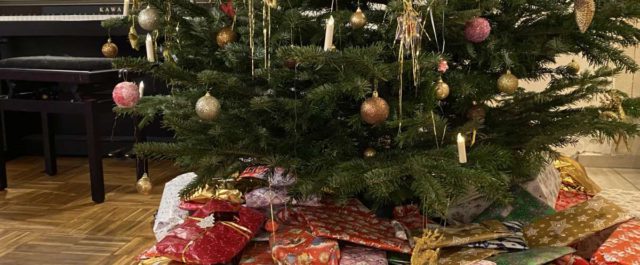 Weihnachten mit Tannenbaum und Geschenken unterm Baum