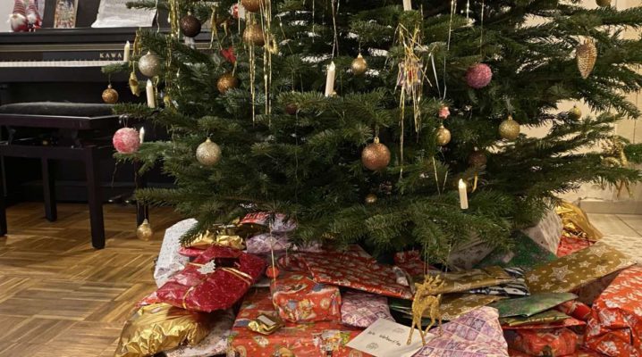 Weihnachten mit Tannenbaum und Geschenken unterm Baum
