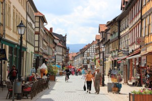 Altstadt von Wernigerode mit kleinen Geschäften, Restaurants und Cafés