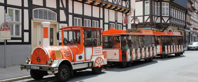 Wernigeröder Schloßbahn an einer Haltestelle in der Altstadt von Wernigerode
